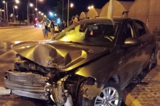 Όχημα τυλίχθηκε στις φλόγες μετά από τροχαίο – Τραυματίστηκε σοβαρά ο οδηγός