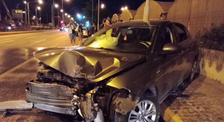 Όχημα τυλίχθηκε στις φλόγες μετά από τροχαίο – Τραυματίστηκε σοβαρά ο οδηγός