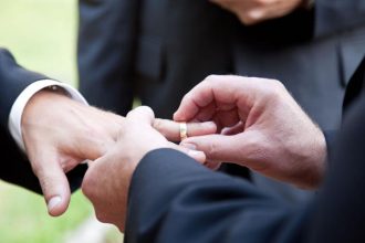 Με αστυνομική προστασία ο πρώτος γάμος ομόφυλου ζευγαριού!