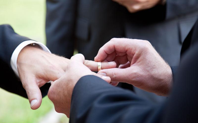 Με αστυνομική προστασία ο πρώτος γάμος ομόφυλου ζευγαριού!