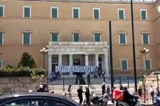 Μέλη του Ρουβίκωνα κρέμασαν πανό για τα Τέμπη σε Βουλή και Προεδρικό Μέγαρο