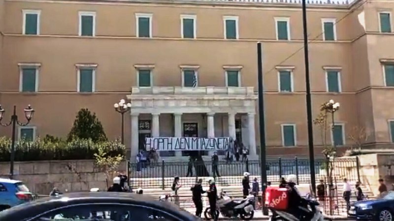 Μέλη του Ρουβίκωνα κρέμασαν πανό για τα Τέμπη σε Βουλή και Προεδρικό Μέγαρο