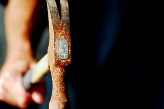 19χρονος εισέβαλε σε σχολείο και τραυμάτισε με σφυρί και μαχαίρι έναν μαθητή και τον διευθυντή