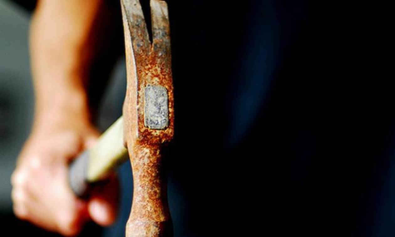 19χρονος εισέβαλε σε σχολείο και τραυμάτισε με σφυρί και μαχαίρι έναν μαθητή και τον διευθυντή