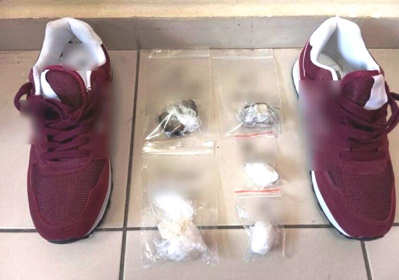 Μέσα σε παπούτσια πέρασε ναρκωτικά στις φυλακές