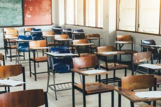 Πρόστιμο έως και 10.000 ευρώ σε μαθητές που επιτίθενται σε καθηγητές