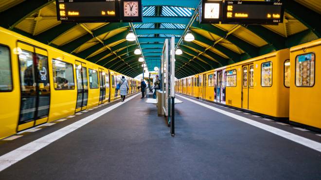 Γερμανία: Παραλύουν τα δημόσια μέσα μεταφοράς – Απεργούν οι εργαζόμενοι στα 14 από τα 16 κρατίδια