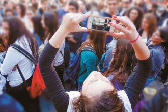 Τέλος τα κινητά στα σχολεία - Το νέο «ποινολόγιο» που εξετάζει το υπουργείο Παιδείας