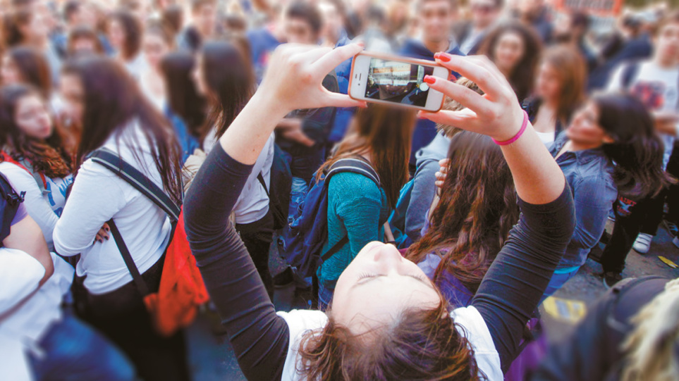 Τέλος τα κινητά στα σχολεία - Το νέο «ποινολόγιο» που εξετάζει το υπουργείο Παιδείας