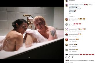 Έλενα Τοπαλίδου και Μπέττυ Βακαλίδου: Γυμνές στην μπανιέρα - Δείτε φωτογραφίες