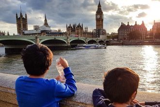 Βρετανία: Σε πρωτοφανές επίπεδο έφτασε ο αριθμός των παιδιών που ζουν σε κατάσταση φτώχειας