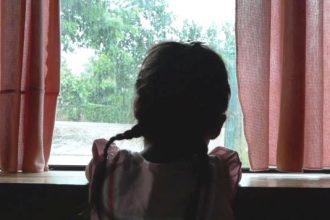 «Δεν κακοποίησα το παιδί μου» ισχυρίζεται ο γιατρός στη Λάρισα που κατηγορείται για ασέλγεια