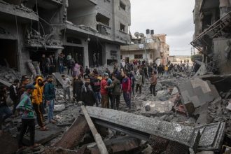 Το Ισραήλ έπληξε ένα από τα μεγαλύτερα συγκροτήματα κατοικιών στη νότια Ράφα