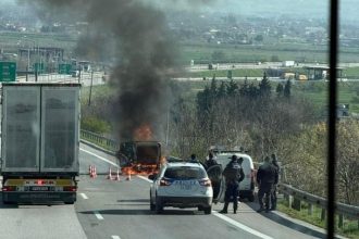 Κάηκε ολοσχερώς στο δρόμο φορτηγό