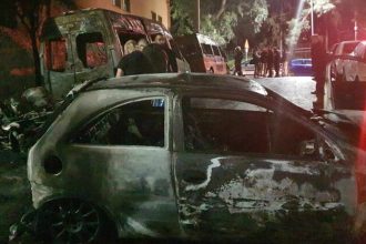 Εμπρηστική επίθεση τα ξημερώματα - Πυρπόλησαν σχολικά λεωφορεία, αυτοκίνητα και μοτοσικλέτες