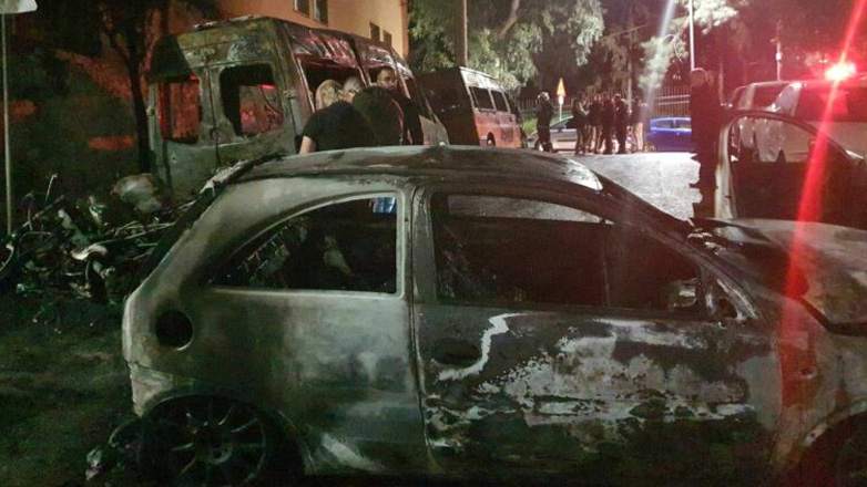 Εμπρηστική επίθεση τα ξημερώματα - Πυρπόλησαν σχολικά λεωφορεία, αυτοκίνητα και μοτοσικλέτες