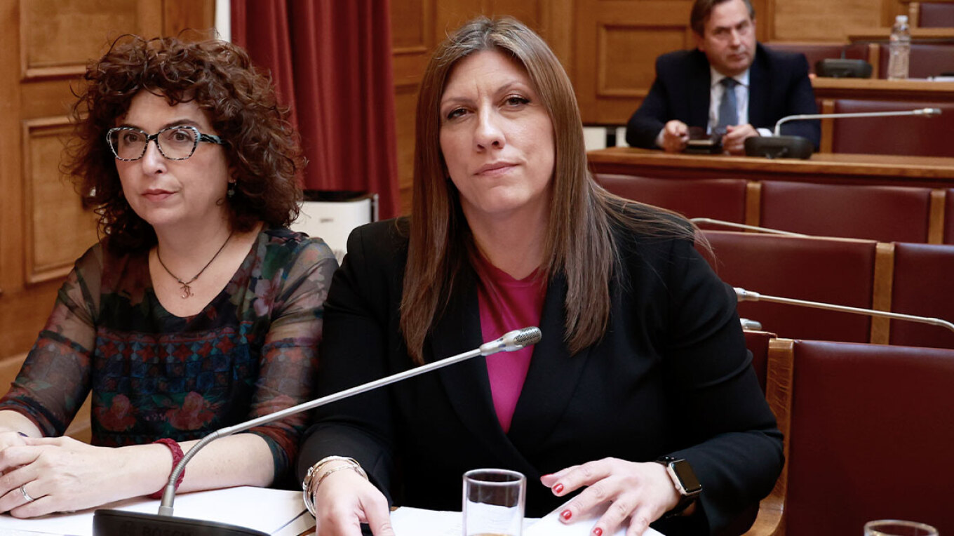 Εξεταστική για Τέμπη: Έκανε... κατάληψη στην αίθουσα η Ζωή Κωνσταντοπούλου