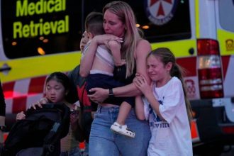 Σοκάρουν οι μαρτυρίες από το μακελειό με έξι νεκρούς στο Σίδνεϊ: «Τον είδαμε να μαχαιρώνει το μωρό»