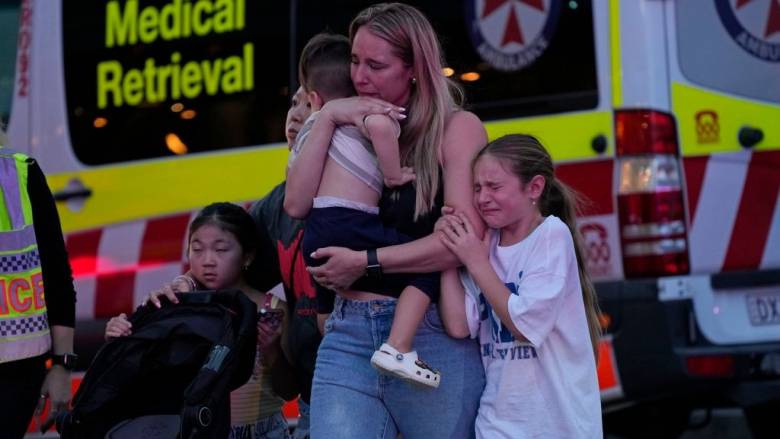 Σοκάρουν οι μαρτυρίες από το μακελειό με έξι νεκρούς στο Σίδνεϊ: «Τον είδαμε να μαχαιρώνει το μωρό»