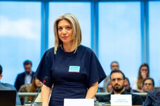Μαρία Καρυστιανού στο Ευρωκοινοβούλιο για Τέμπη: Υπερασπιζόμαστε τα παιδιά μας, είτε ζουν είτε είναι πεθαμένα