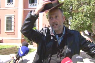 Σόου από τον καθηγητή που συνελήφθη για παρενόχληση μαθήτριας - Τέθηκε εκτός σχολείου (ΒΙΝΤΕΟ)