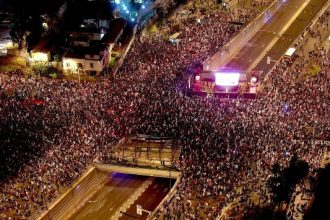 Ισραήλ: Δεκάδες χιλιάδες διαδήλωσαν στο Τελ Αβίβ ζητώντας την παραίτηση Νετανιάχου