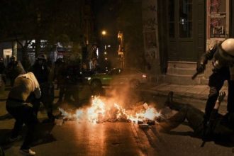 Εξάρχεια: Επεισόδια από ομάδα 30 ατόμων - Έκαψαν ΙΧ, τραυμάτισαν αστυνομικό