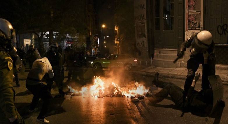 Εξάρχεια: Επεισόδια από ομάδα 30 ατόμων - Έκαψαν ΙΧ, τραυμάτισαν αστυνομικό