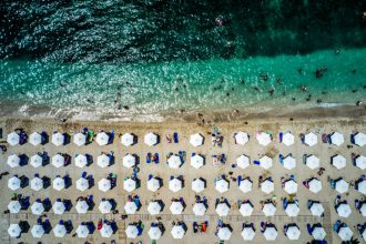 Aυστηροποιήση του πλαισίου για τις παραλίες: My Coast για καταγγελίες και Μητρώο Συμβάσεων Παραχώρησης