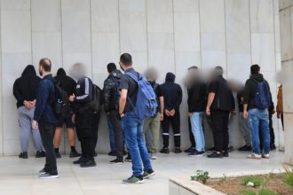 Δολοφονία αστυνομικού Λυγγερίδη: Τέσσερις προφυλακίστηκαν, 24 αφέθηκαν ελεύθεροι – Συνεχίζονται οι απολογίες