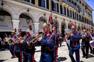 Κέρκυρα: Πλήθος κόσμου στη λιτανεία του σκηνώματος του Άγιου Σπυρίδωνα