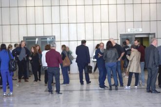 Δίκη για το Μάτι: Μάχη με τον χρόνο για να μην παραγραφούν τα αδικήματα - Απηλλάγη από τα καθήκοντά της η Πρόεδρος για την καθαρογραφή της απόφασης