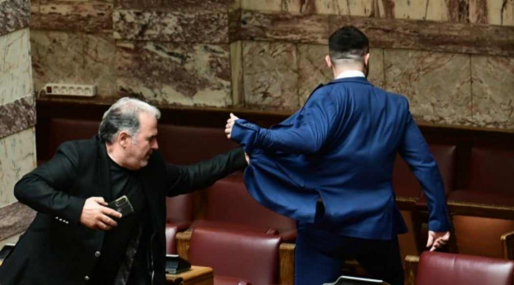 Πρωτοφανές επεισόδιο στη Βουλή: Ο πρώην βουλευτής των Σπαρτιατών Φλώρος, γρονθοκόπησε τον πατρινό Βασίλη Γραμμένο της Ελληνικής Λύσης