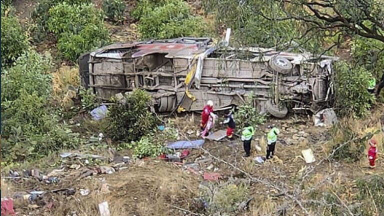 Περού: Τουλάχιστον 25 νεκροί εξαιτίας πτώσης λεωφορείου σε χαράδρα