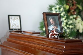 Γιάννης Φέρτης: Συγκίνηση στην κηδεία του - Πλήθος καλλιτεχνών στο τελευταίο «αντίο» (ΦΩΤΟ)