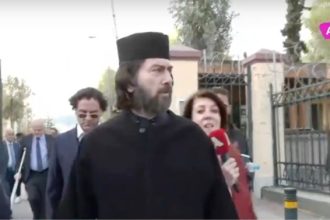 "Κιβωτός του Κόσμου": Αγνώριστος με μακριά μαλλιά ο πατέρας Αντώνιος στα δικαστήρια