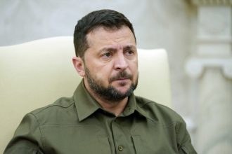 Ουκρανία: Ο B. Ζελένσκι μειώνει το ηλικιακό όριο επιστράτευσης από τα 27 στα 25 έτη