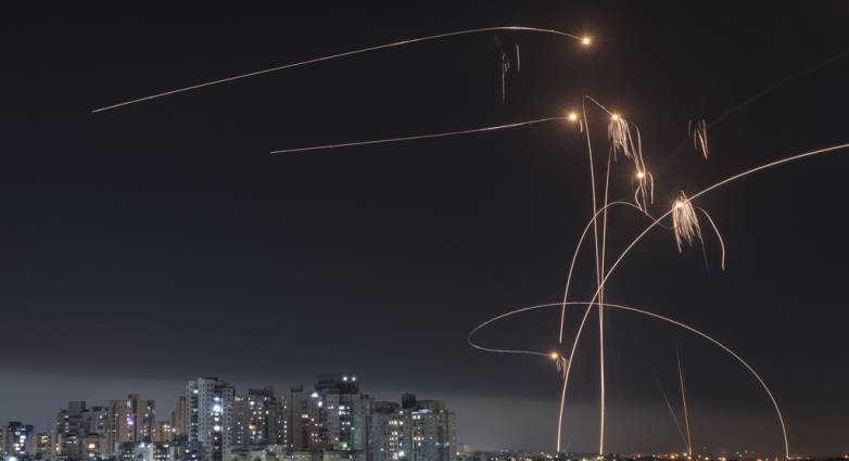 «Το θέμα θεωρείται λήξαν» λέει το Ιράν και απειλεί με «πιο δυνατό χαστούκι» το Ισραήλ αν υπάρξουν αντίποινα