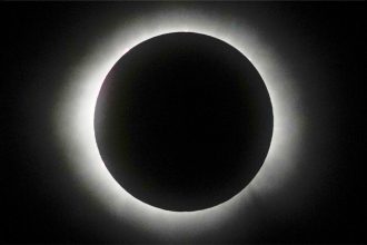 Η Σελήνη κάλυψε τον Ήλιο - Εντυπωσιακές εικόνες της NASA από την ολική έκλειψη (ΒΙΝΤΕΟ)