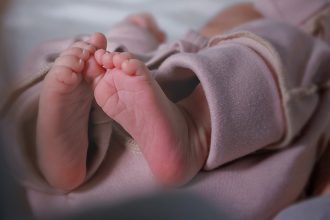 Κως: «Ο σύζυγος κακοποιούσε την μητέρα, την βλέπαμε με μώλωπες» – Οι μαρτυρίες και τα νέα στοιχεία για τον θάνατο του βρέφους