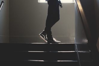 Νέο επεισόδιο βίας ανηλίκων – Εισέβαλε σε ΕΠΑΛ και ξυλοκόπησε άγρια μαθητή με ειδικές ανάγκες