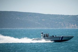 Προσάραξη φορτηγού πλοίου – Σε εξέλιξη επιχείρηση διάσωσης των ναυτικών