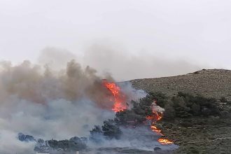 Μεγάλη φωτιά στην Πάρο - Απομακρύνονται οι κάτοικοι, ήχησε το 112 (ΝΕΟΤΕΡΑ)