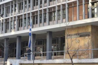 Καθαρίστρια κατηγορείται ότι φωτογράφισε νήπιο στις τουαλέτες σχολείου - Παραπέμφθηκε να δικαστεί στο ΜΟΔ