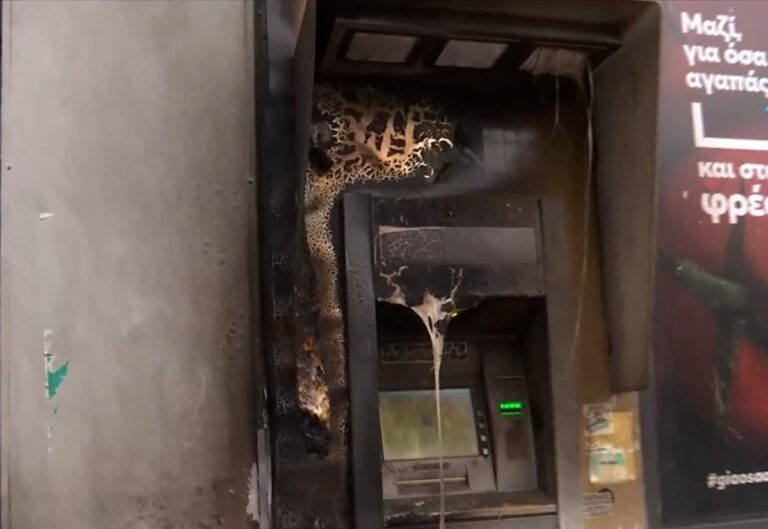 Εμπρησμός σε σούπερ μάρκετ τα ξημερώματα – Καταστράφηκε ATM στην πρόσοψή του