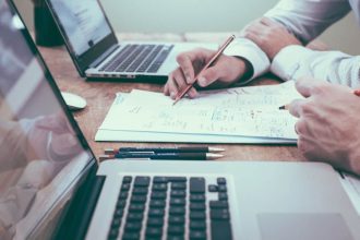 "Με προσόντα ανώτερα από τα απαιτούμενα οι Έλληνες εργαζόμενοι"