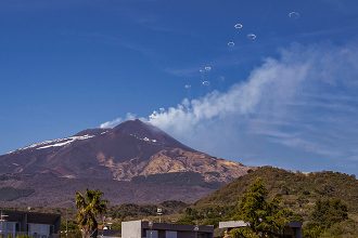 H Αίτνα βγάζει δαχτυλίδια καπνού