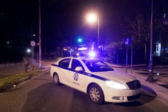 ΣΟΚ: Άνδρας μαχαίρωσε και σκότωσε την 28χρονη πρώην σύντροφό του κοντά στο αστυνομικό τμήμα που είχε πάει να τον καταγγείλει