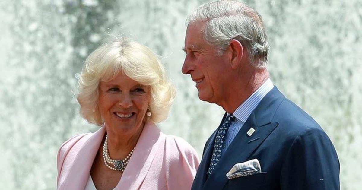 Βασιλιάς Κάρολος: Πόζαρε χαμογελαστός αγκαζέ με την Καμίλα στους κήπους του Μπάκιγχαμ για την επέτειο του γάμου του