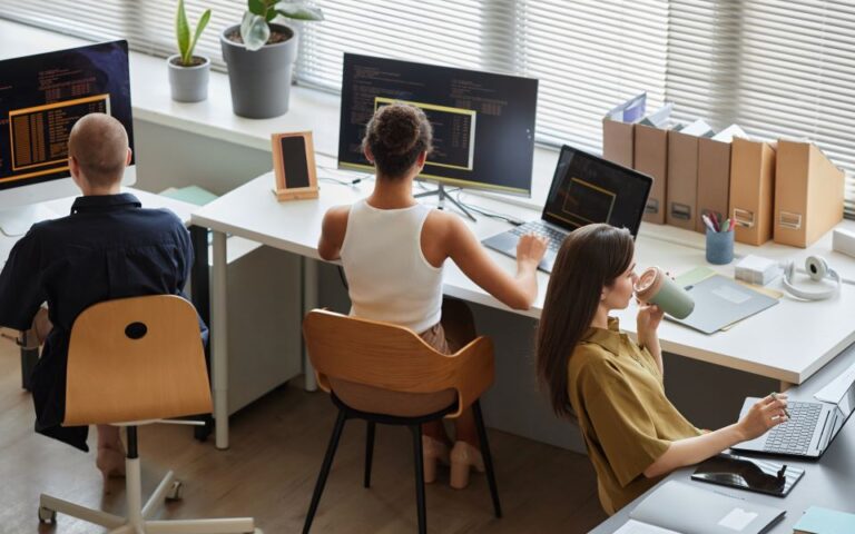 Κατώτατος μισθός στα 830 ευρώ: Ποια δώρα και επιδόματα αυξάνονται